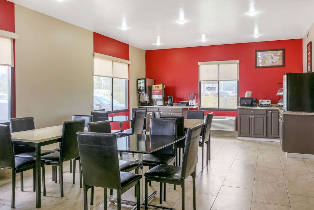 Econo Lodge Shorewood 22/31