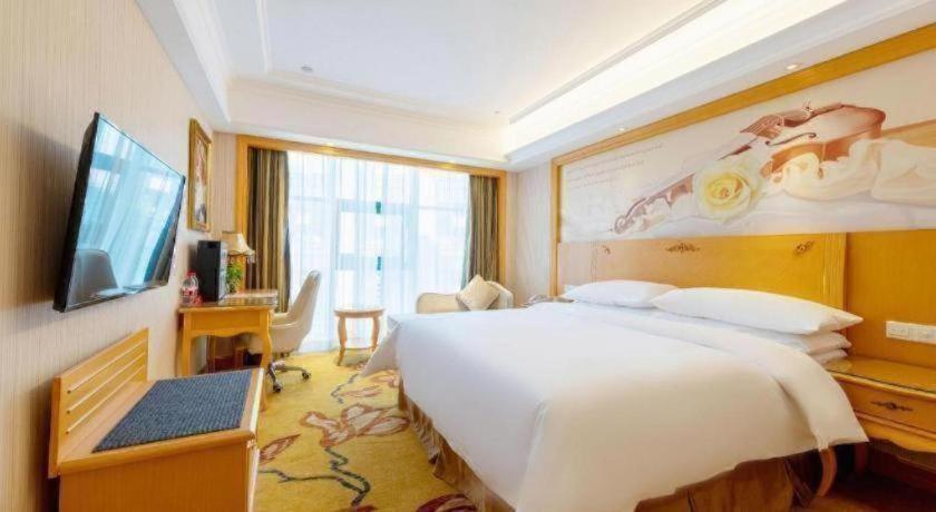 Vienna Hotel (Shenzhen Qinghu Metro Station) 27/54
