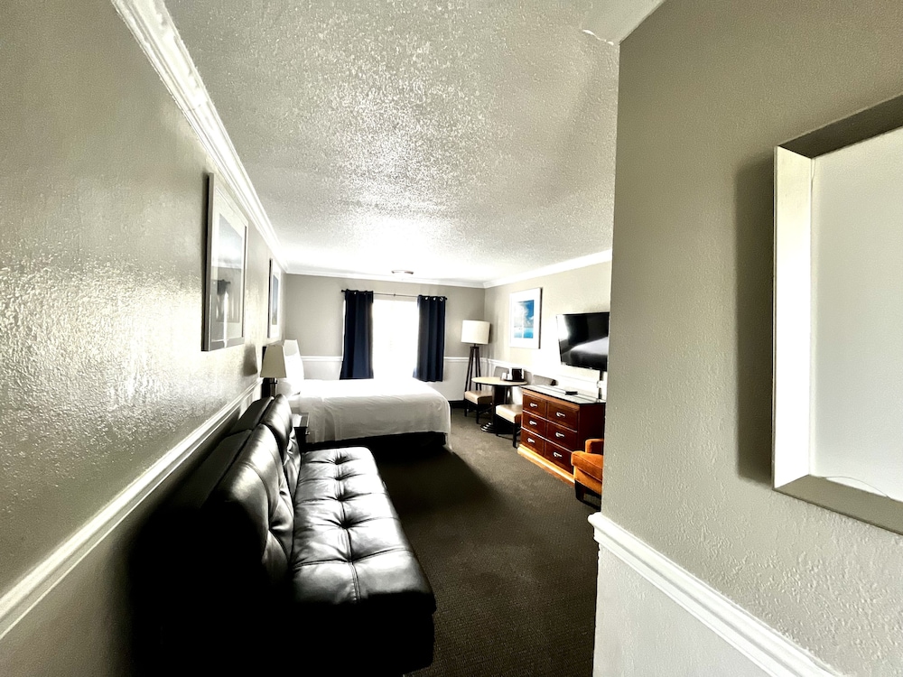 At Home Inn And Suites Pensacola 40/80