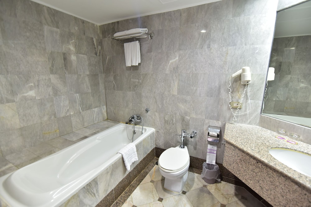 Thumrin Thana Hotel 69/71