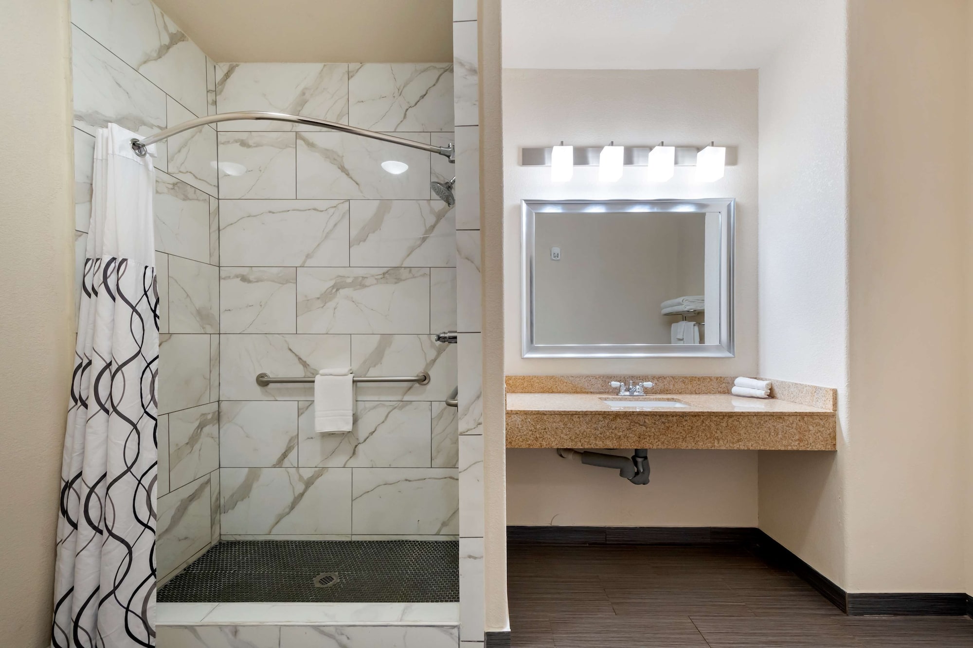جناح بسرير كينج مع أريكة بمنطقة جلوس، Best Western Plus DFW Airport Suites 2/2