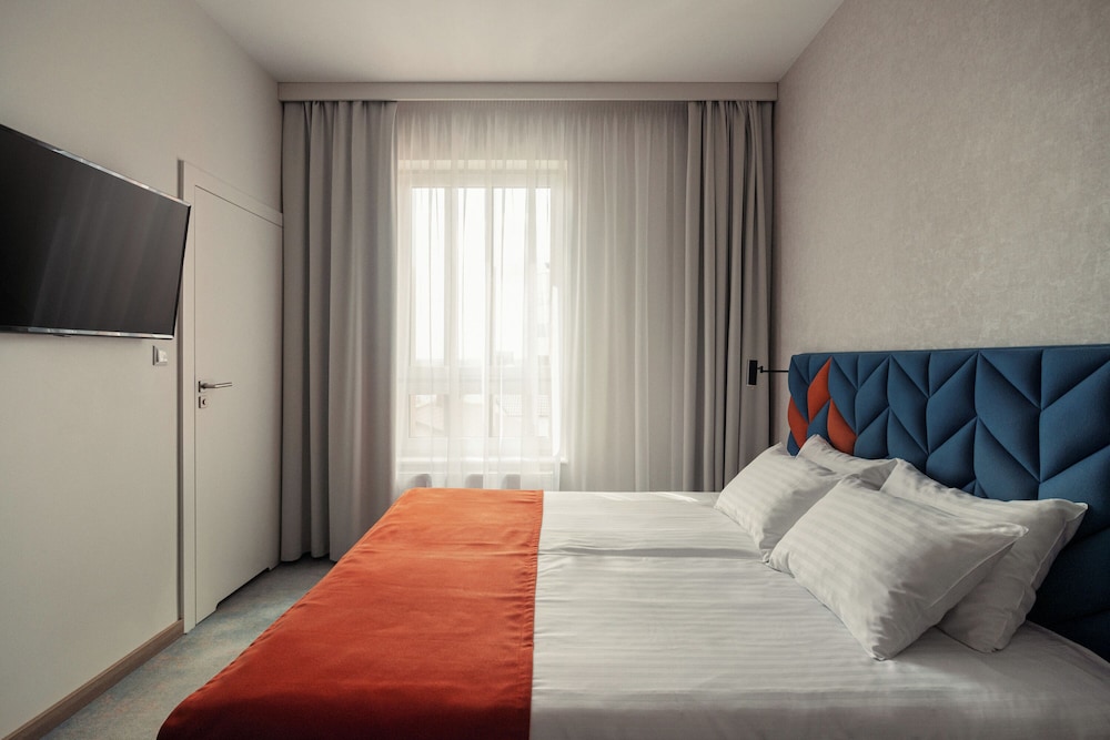 ROOM, DOUBLE BED