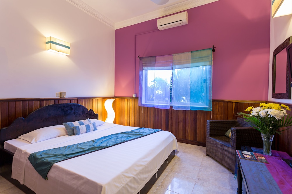 Le Tigre Hotel 8/48