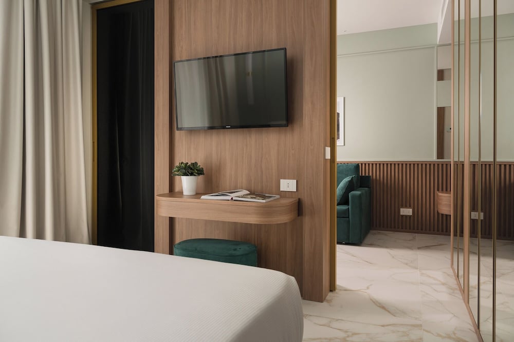 EXECUTIVE, SUITE