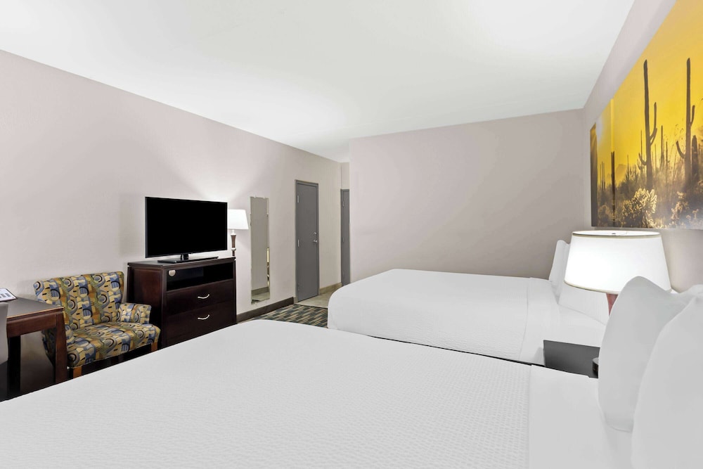 Room, 2 Queen Beds, Pool Side