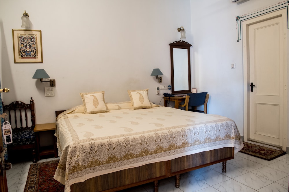 ROOM, DOUBLE BED