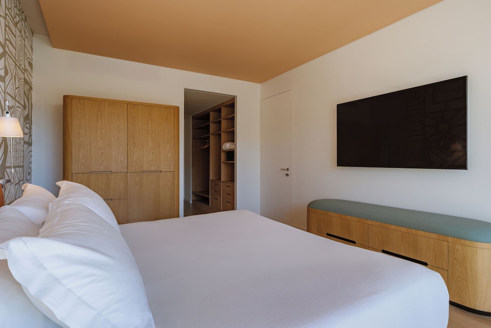 DELUXE, KING BED, PARK VIEW