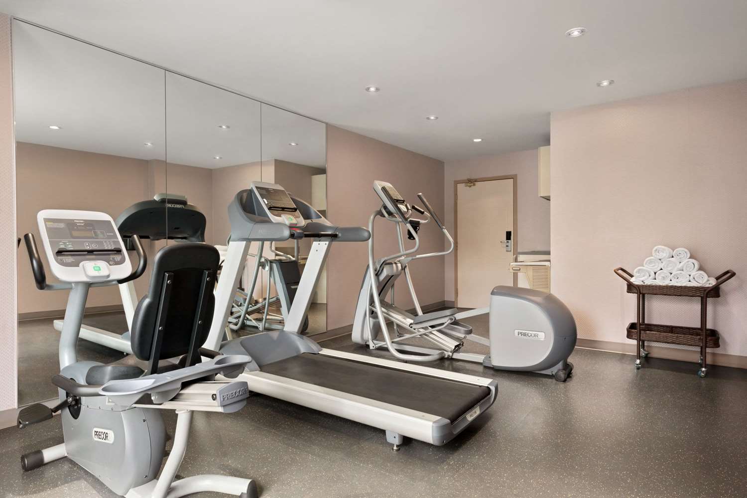 Travelodge by Wyndham Oshawa Whitby 8/18