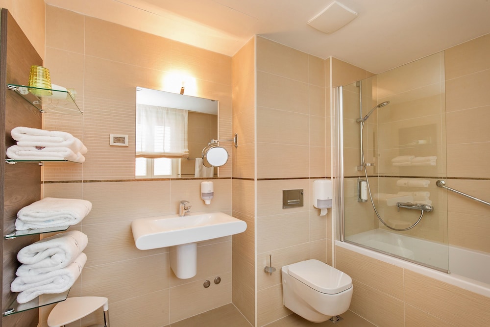 3 BEDROOMS, DELUXE, APARTMENT, PARTIAL SEA VIEW, TERRACE