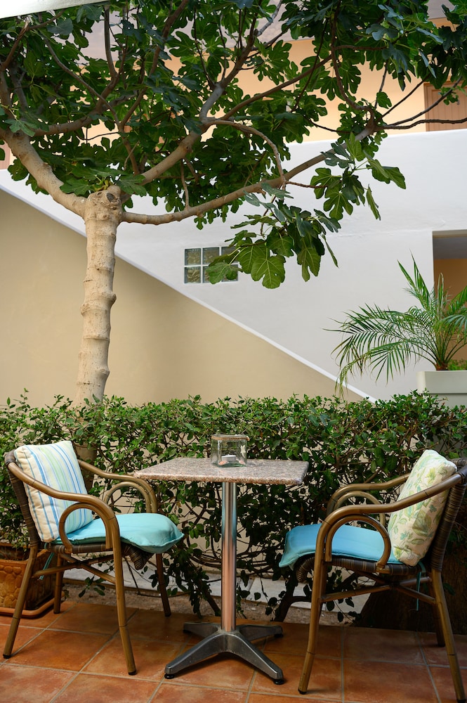 Avra Hotel 4/44
