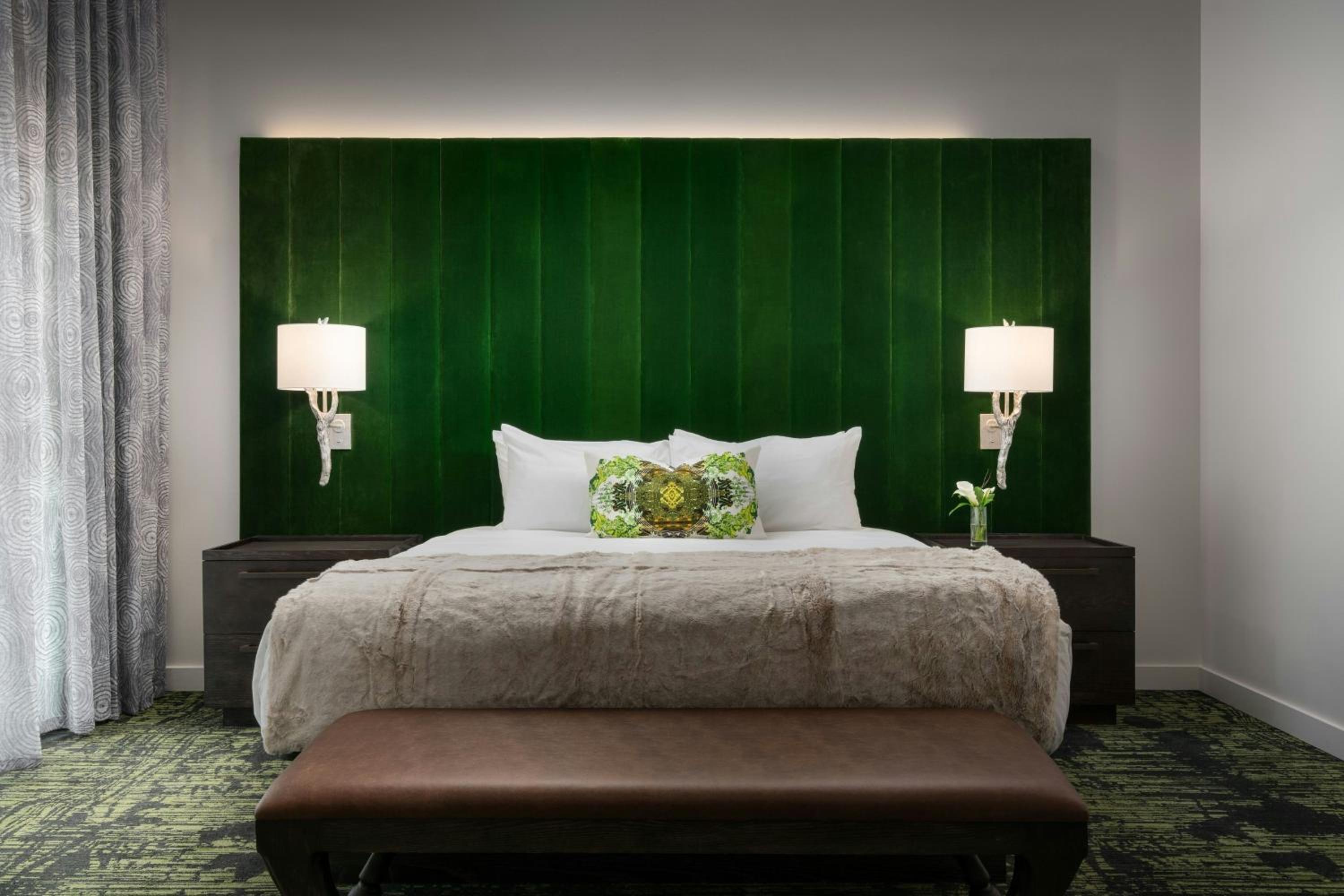 1 Bedroom, Suite, King Bed, City View, Sofa