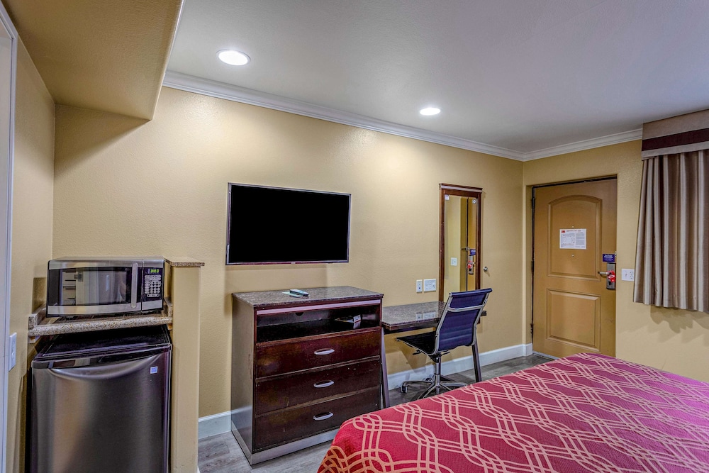 Motel 6 Carlsbad, CA - North Near Legoland 41/66