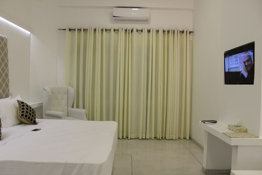 Deluxe, King Bed, Private Bathroom, Garden Area، Heaven By O 3/4