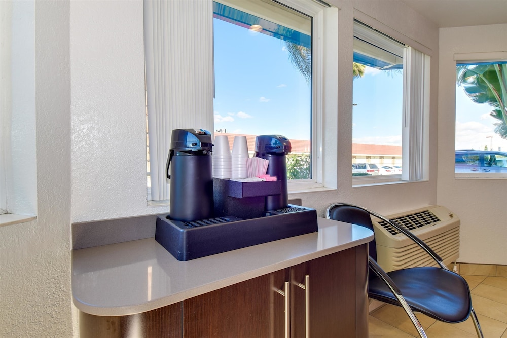 Motel6 Riverside, CA - South 42/51