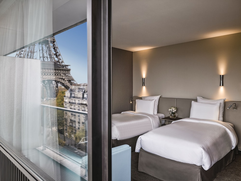 TOWER, DELUXE, TWIN BEDS, EIFFEL VIEW, SOFA, BALCONY, HIGH FLOOR