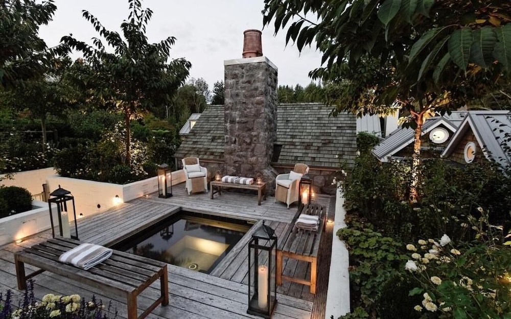 HUKA LODGE 63/66