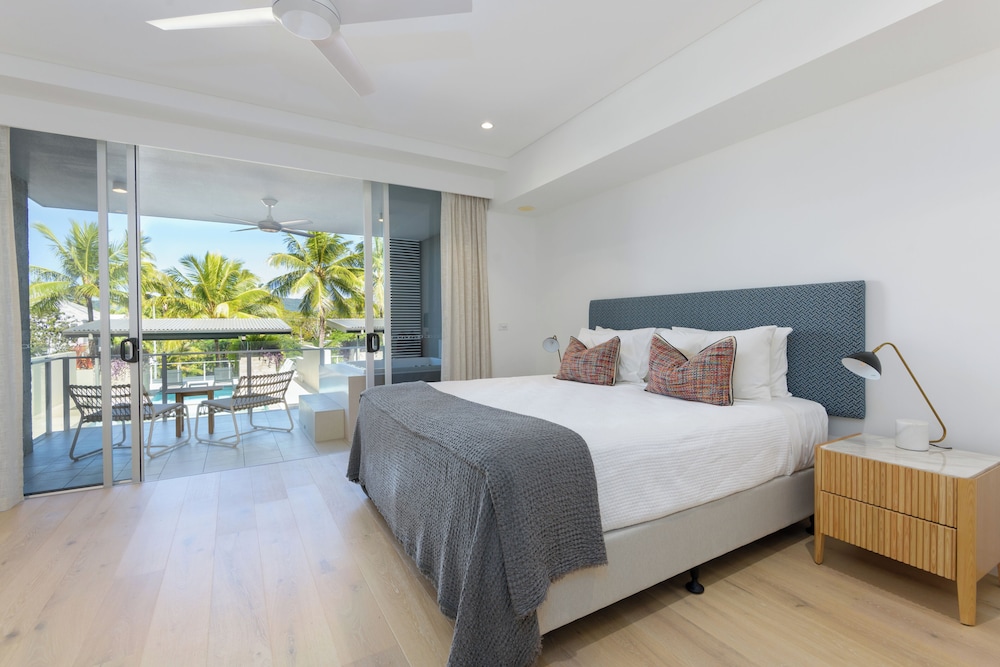 Coconut Grove Port Douglas 12/50