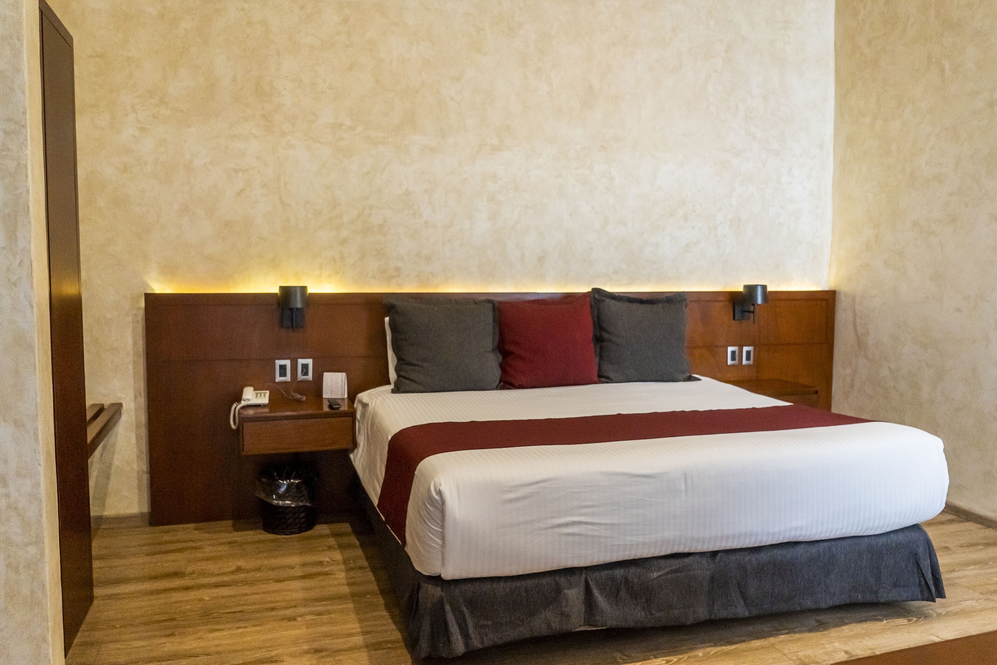 SENIOR, QUEEN BED