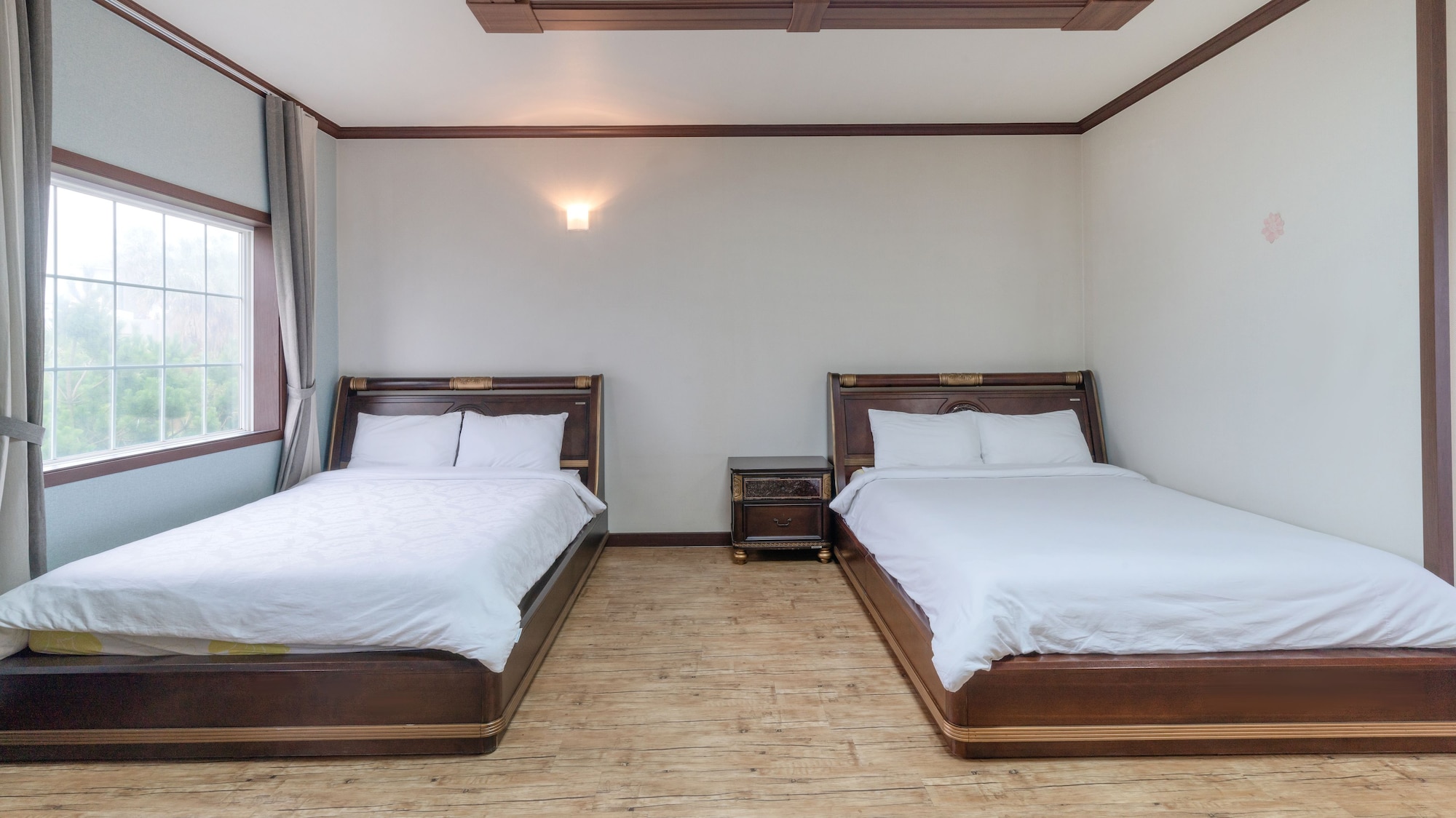 ROOM, TWIN BEDS