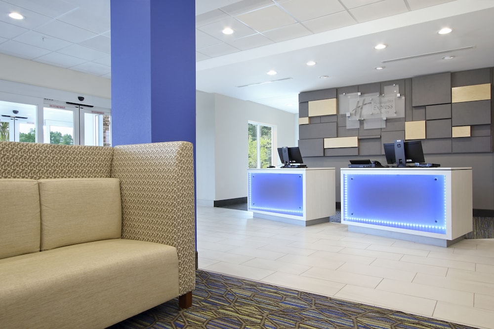 Holiday Inn Express Suites Columbus North 9/54