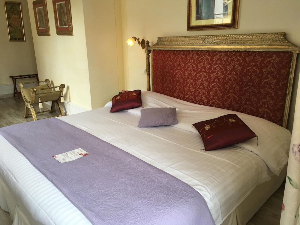 HOTEL LA ROSERAIE 5/50