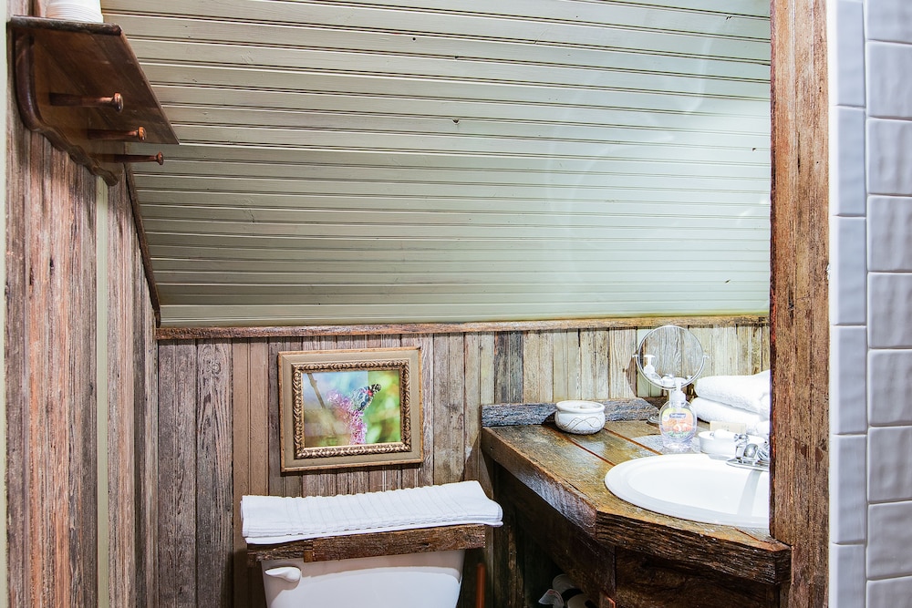 Butterfly Hollow Bed and Breakfast 31/32