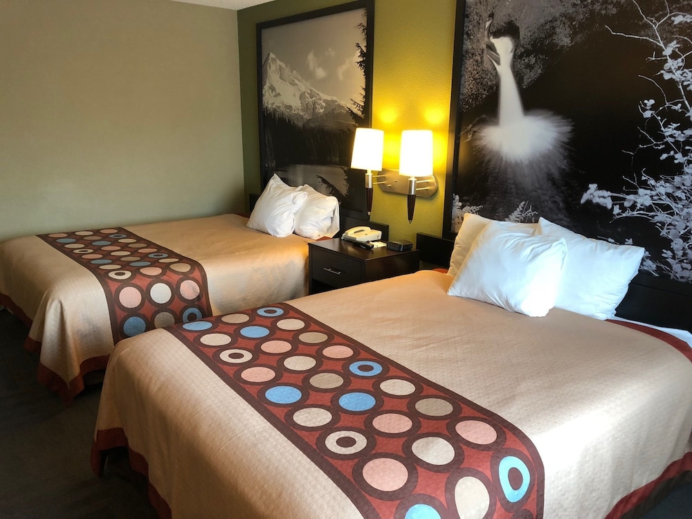 Super 8 by Wyndham LaGrande 14/36