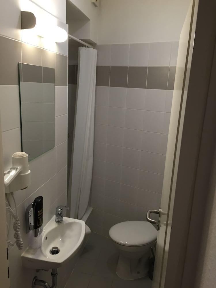 Upper Room Hotel 72/73