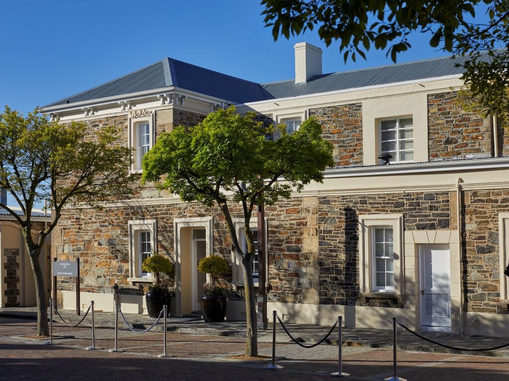 Dock House Boutique Hotel 41/49