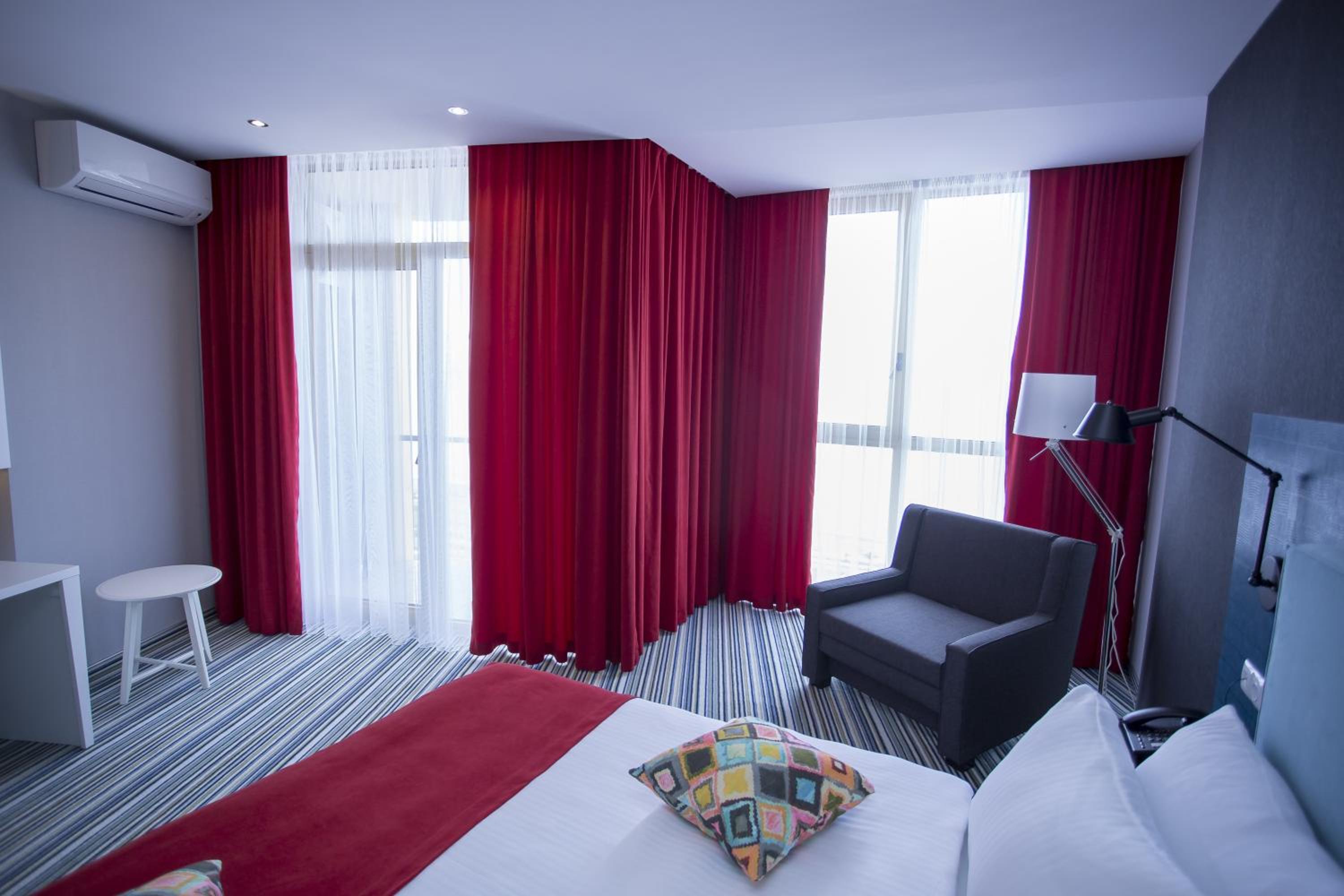 غرفة ديلوكس ثلاثية بإطلالة على البحر، Tangerine Apart Hotel Batumi 4/10