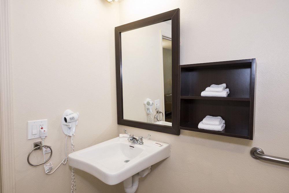Red Roof Inn Plus Poughkeepsie 18/26