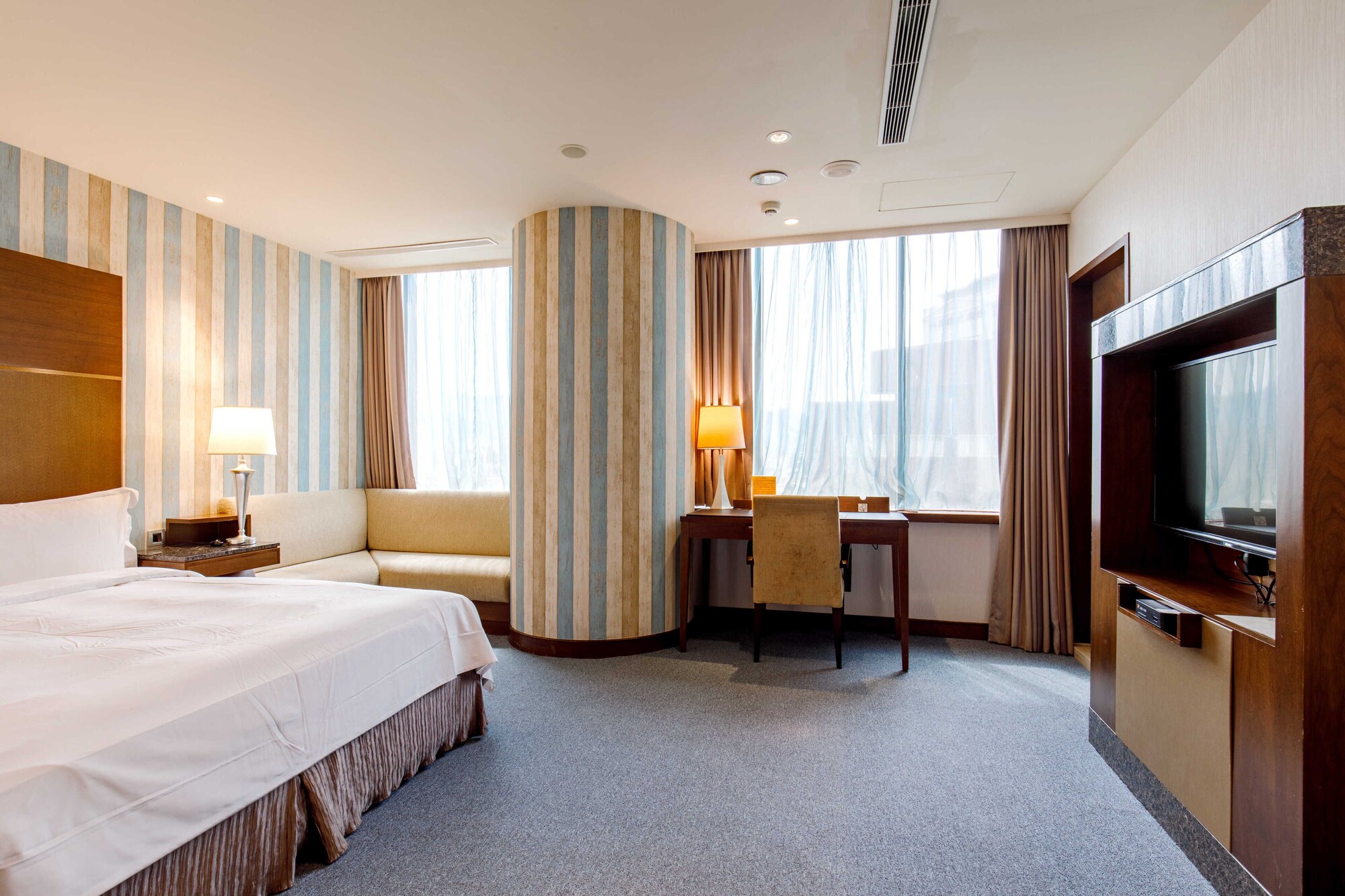 DELUXE ROOM