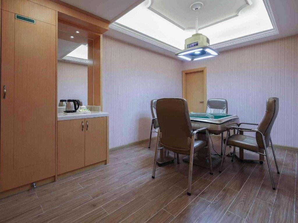 Vienna Hotel (Huizhou Qiuchang Yingbin Road) 46/57