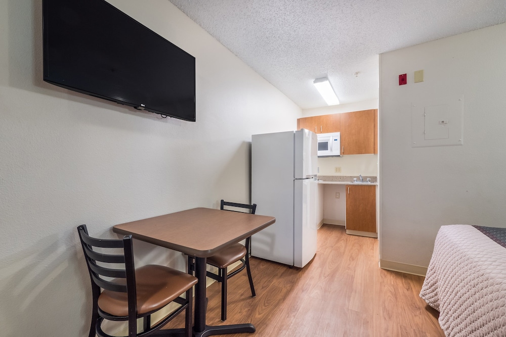HomeTowne Studios by Red Roof Orlando South 36/42