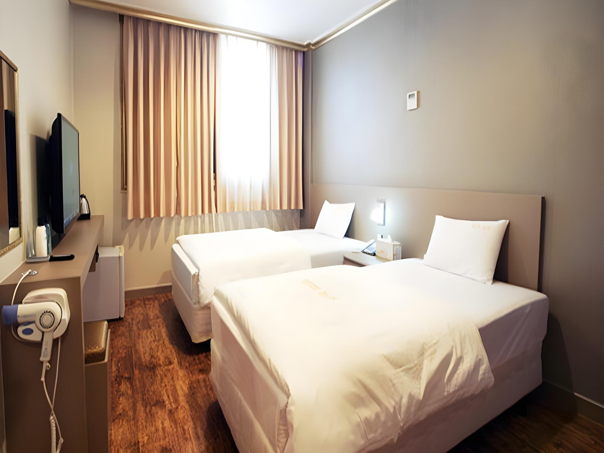 Room, Triple