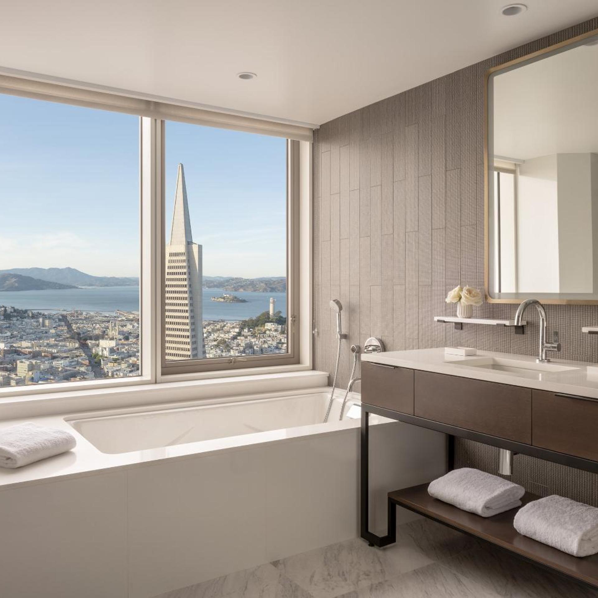 Suite, King Bed, Golden Gate View, Corner