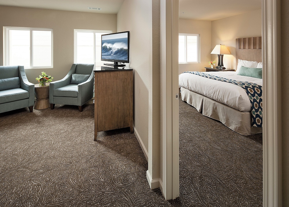 Suite, King and Queen Bed, Courtyard View, Sofa, Cambria Landing Inn & Suites 2/3