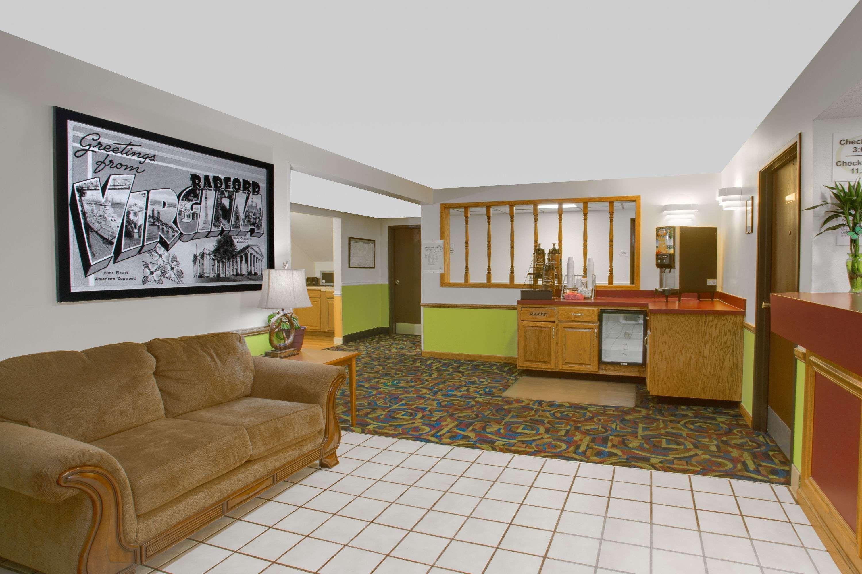 Super 8 by Wyndham Radford VA 21/26