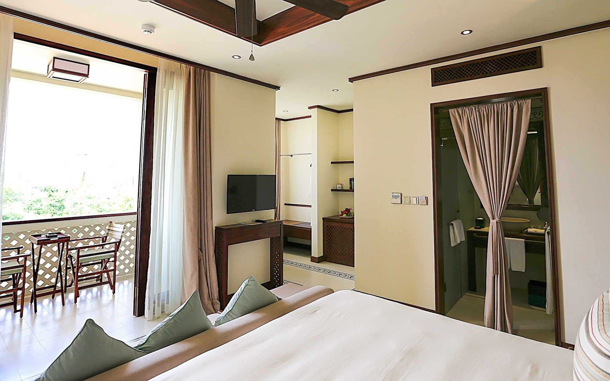 Superior, Town, Queen Bed
