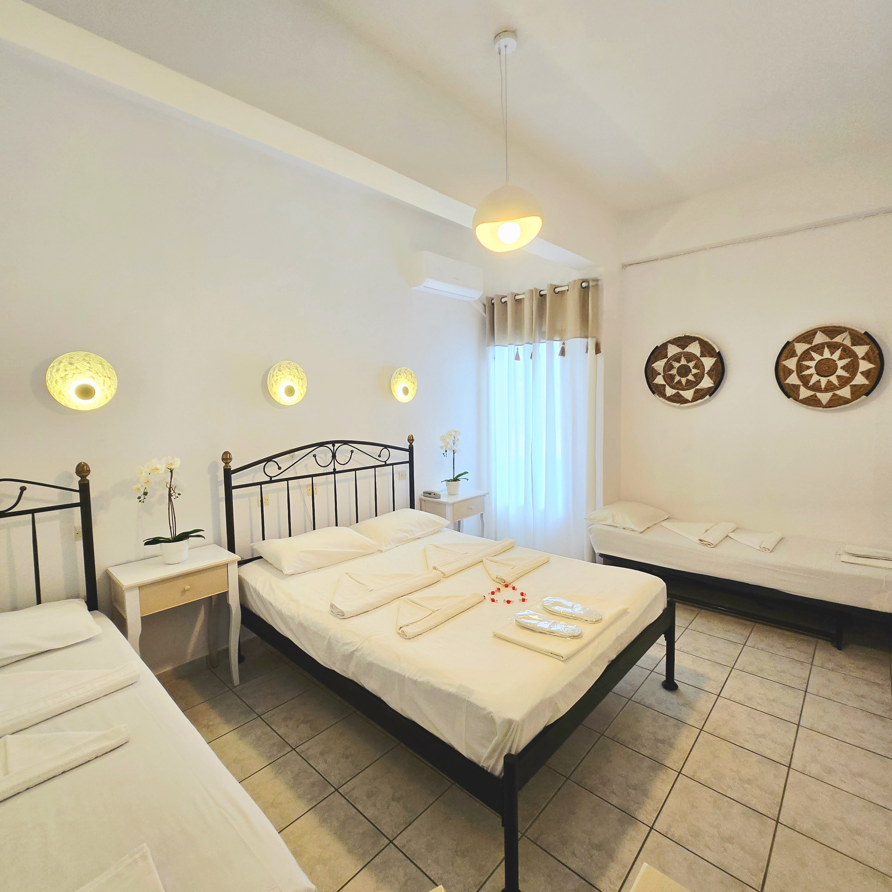 ROOM, QUADRUPLE