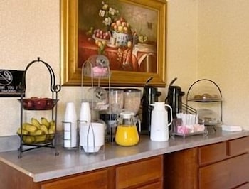 Super 8 by Wyndham Waldorf 14/15