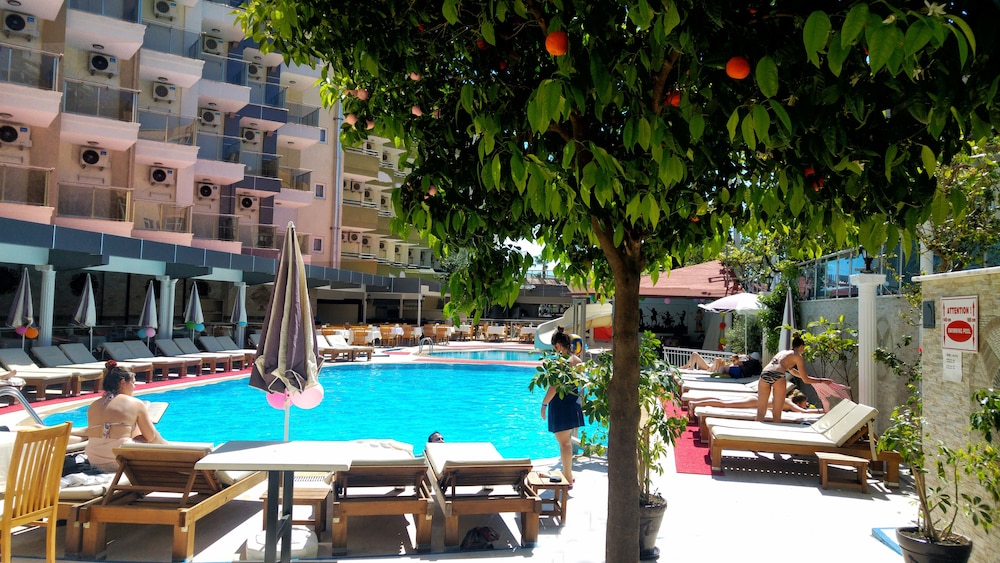 Monte Carlo Hotel 8/50