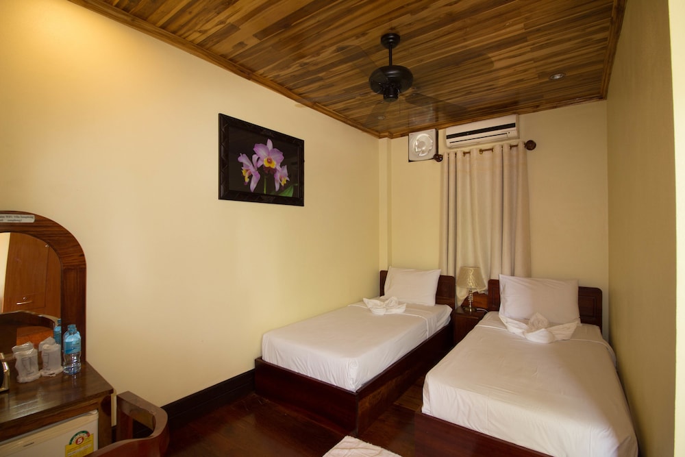 Downstairs, Deluxe, Twin Beds