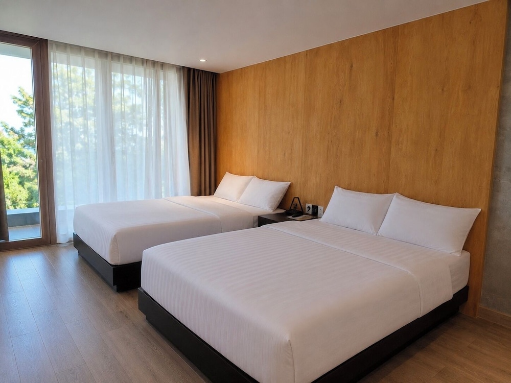 FAMILY, TWIN BEDS