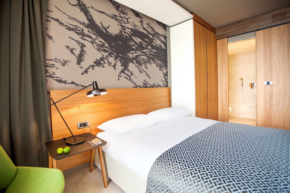 EXECUTIVE, DOUBLE OR TWIN BED