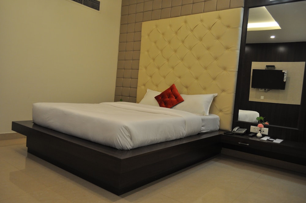 EXCLUSIVE, SUITE