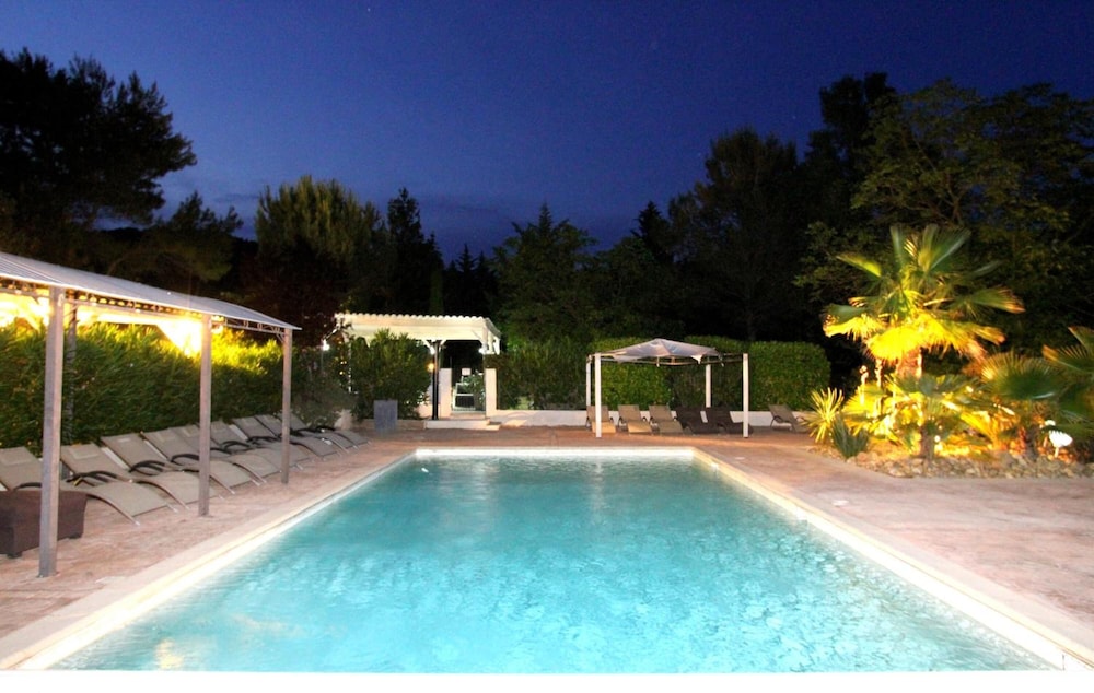 Auberge Des Pins 36/42