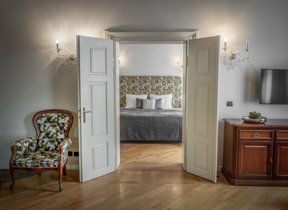 Chateau 9 Apartments by Adrez Living 2/50