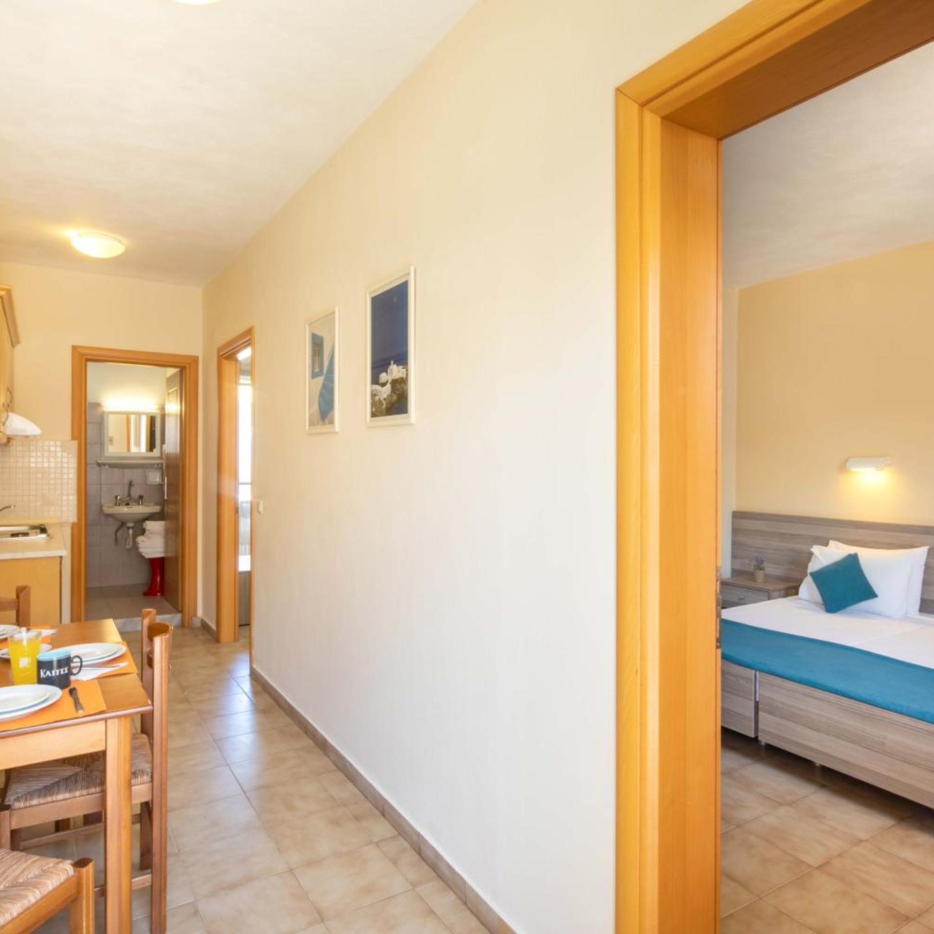 Rossis Beach Hotel 32/58