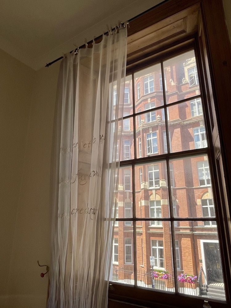 Flying Butler Baker Street Apartments 2/50